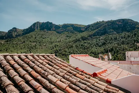 Vistas desde la terraza: tejados de Argelita y montañas del Alto Mijares