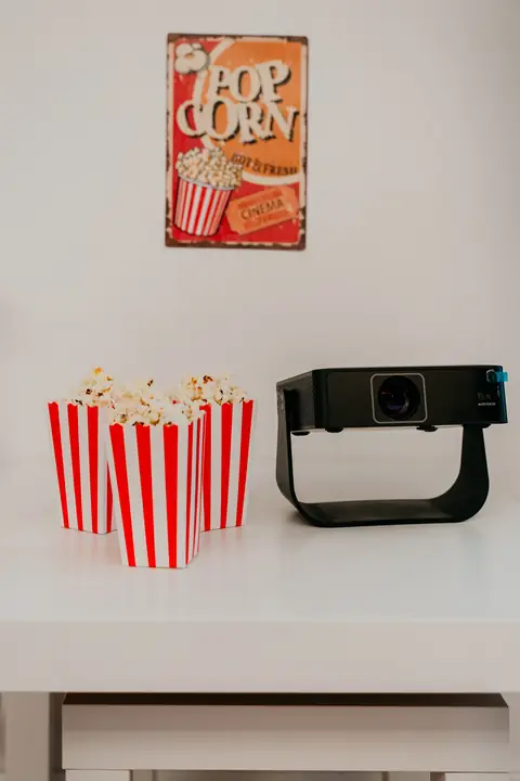 Zona de cine con proyector y kit de palomitas