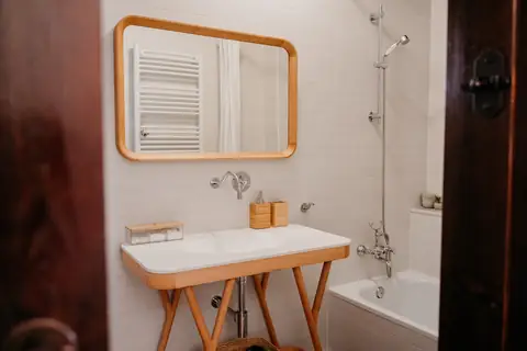 Baño con bañera y lavabo de madera