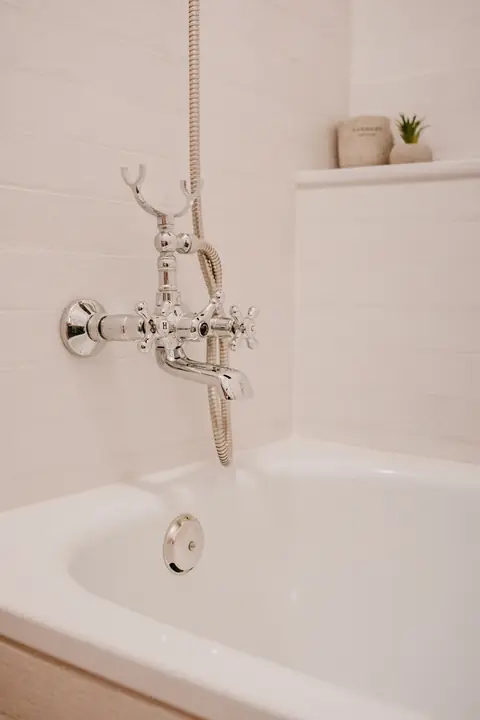 Detalle de la bañera con grifería clásica