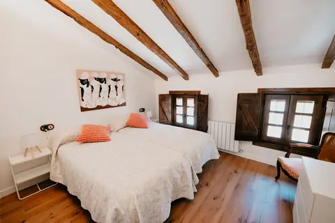 Dormitorio doble con vigas de madera
