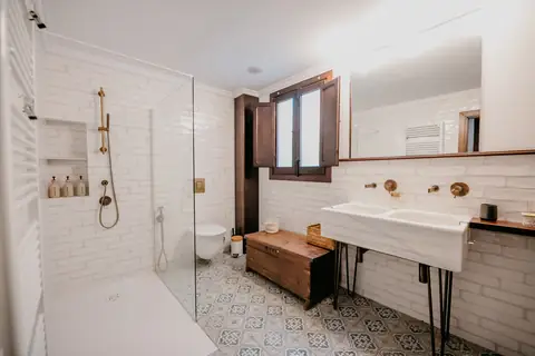 Baño con ducha y suelo hidráulico