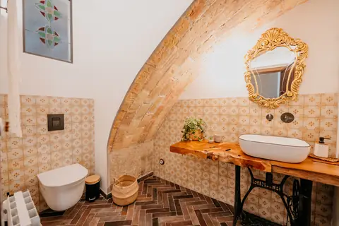 Aseo con lavabo sobre mueble de máquina de coser