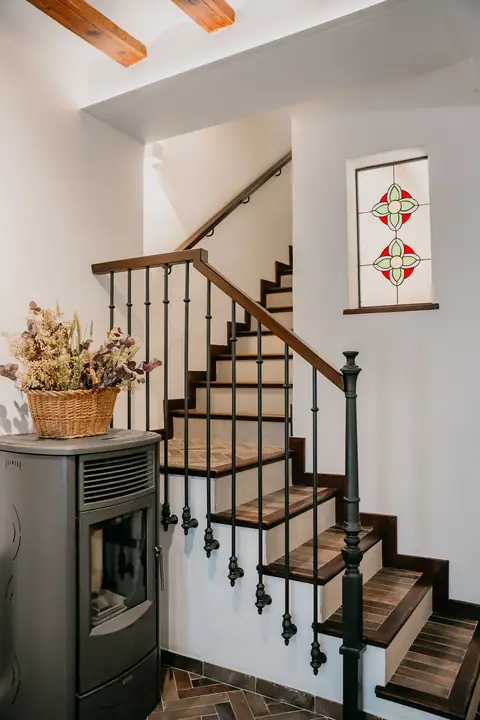 Escalera de madera y estufa