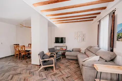 Salón con sofá y vigas de madera