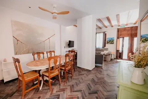 Comedor principal con mesa de madera para todo el grupo