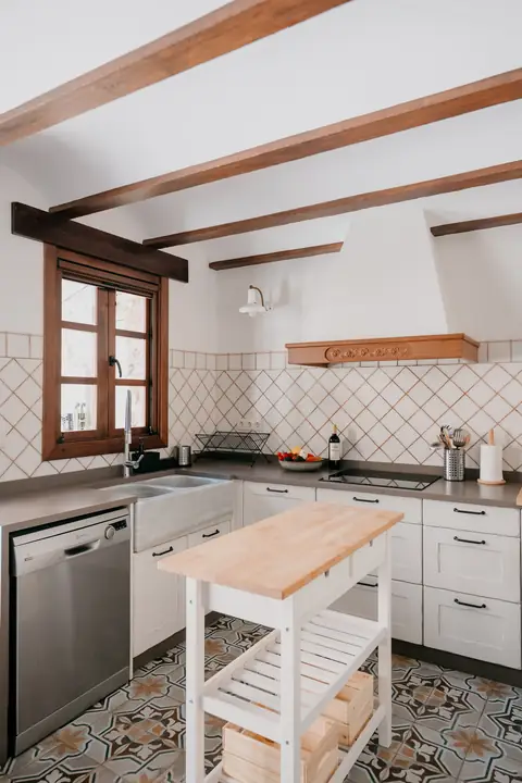 Cocina equipada con isla auxiliar