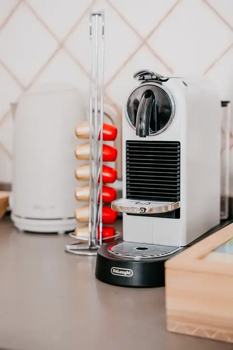 Cafetera de cápsulas en la cocina
