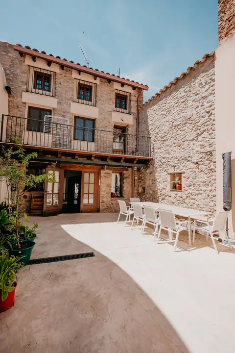 Fachada de piedra y patio privado