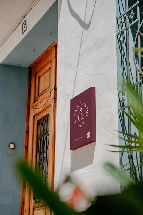 Puerta de entrada con el rótulo de La Casa de la Bici