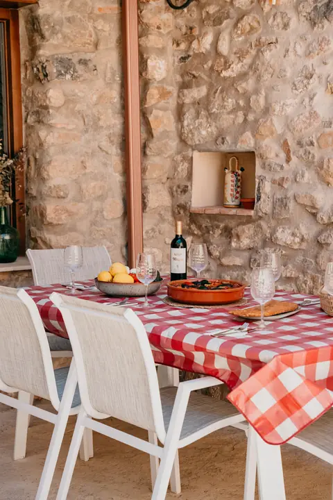 Mesa del patio con mantel de cuadros
