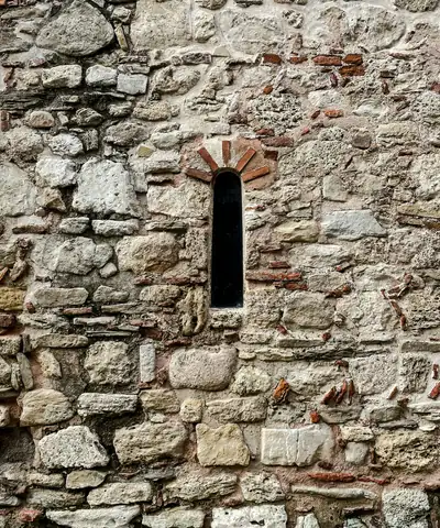Muro de piedra con saetera