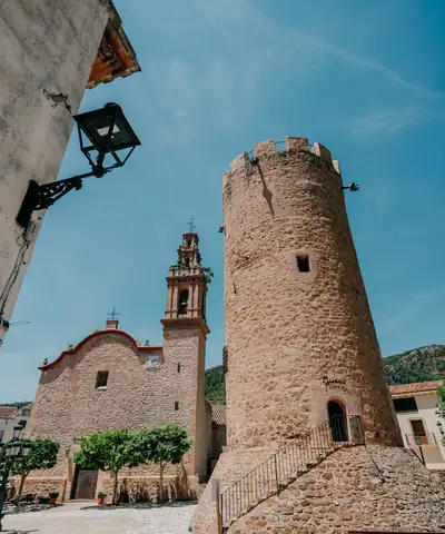 Torre árabe y campanario de la Iglesia de Santa Ana en Argelita
